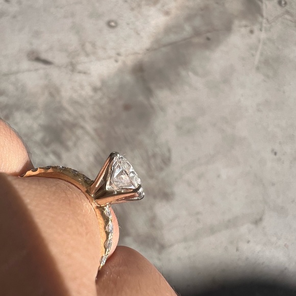 Elegant Rose Gold Diamond Ring - Picture 5 of 6